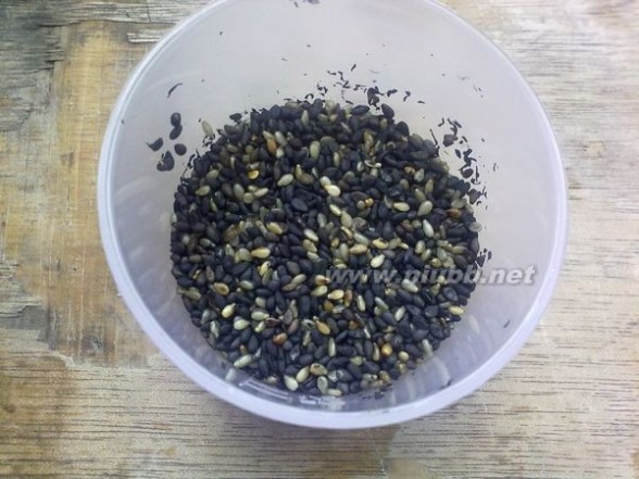 黑豆豆浆的功效 黑豆芝麻豆浆的做法，黑豆芝麻豆浆怎么做好吃，黑豆芝麻豆浆的家常做法