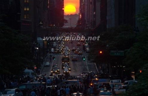 曼哈顿悬日 纽约出现曼哈顿悬日异景 长达15分钟市民停驻观赏