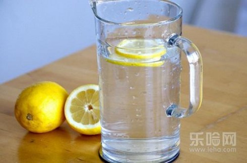 喝柠檬水的好处与坏处 柠檬水喝多了有什么坏处,柠檬水喝多了会怎么样,柠檬水喝多了会怎样