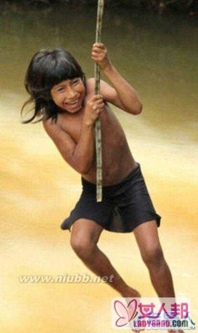 亚马逊部落女人 亚马逊原始部落人们过着衣不蔽体的古老生活