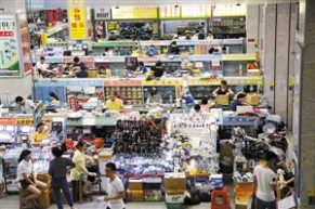 华强北的电子市场上有上百万个品种的电子产品供商家们采购。 深圳商报记者 施平 摄