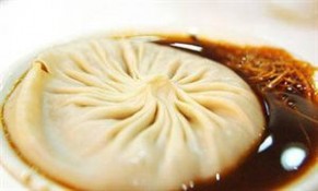 靖江蟹黄汤包 制作“绝”吃法“奇” 靖江蟹黄汤包
