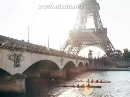 巴黎之旅 巴黎之旅 在塞纳河上仰望埃菲尔铁塔的魅力