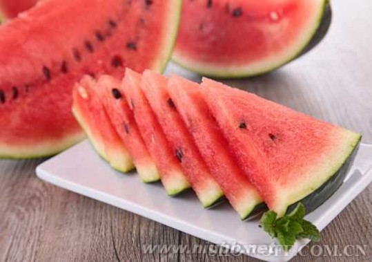 吃西瓜有什么好处 夏天吃西瓜有哪些好处与坏处呢？