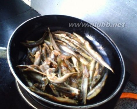银针鱼 干煎银针鱼的做法，干煎银针鱼怎么做好吃，干煎银针鱼的家常做法