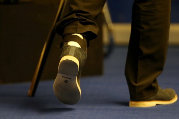 世锦赛斯诺克 2015斯诺克世锦赛 奥沙利文因脚踝伤痛脱鞋比赛