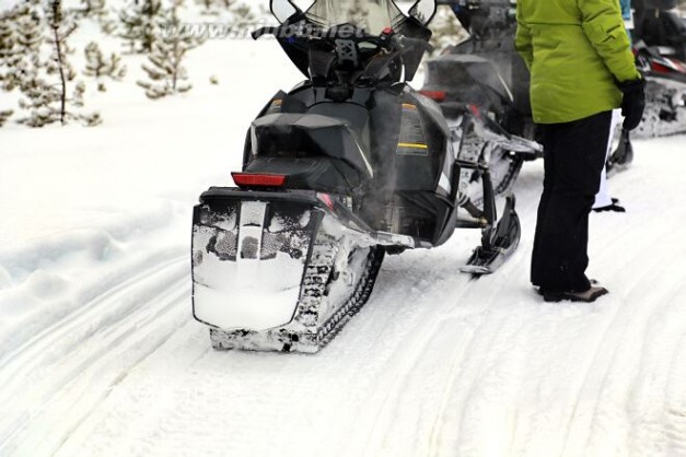 冬天美国黄石公园里的雪地摩托车(图)