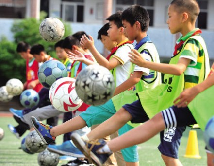足球训练 小学生足球训练方法_小学生足球训练视频