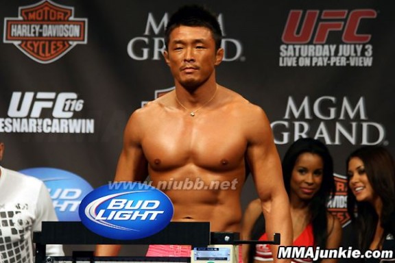 秋山成勲 UFC新闻--UFC日本（UFC144)秋山成勲将对阵JAKESHIELD