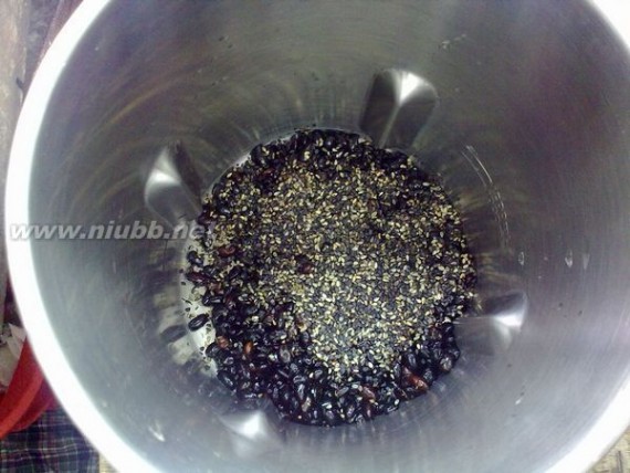 黑豆豆浆的功效 黑豆芝麻豆浆的做法，黑豆芝麻豆浆怎么做好吃，黑豆芝麻豆浆的家常做法
