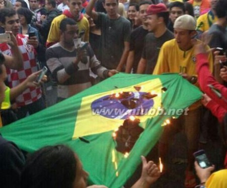 巴西球迷烧国旗泄愤_巴西球迷