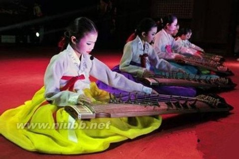 伽倻琴 【世界民间乐器大赏——伽倻琴】朝鲜半岛的朝鲜筝，伽倻国王仿制汉筝制成的伽倻琴