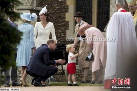乔治王子受洗 英国小公主即将受洗 乔治小王子踮脚扒摇篮看妹妹（全文）