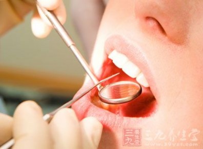最好到医院检查一下口腔健康问题，如果有口腔疾病要及时治疗