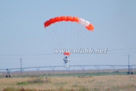 牛人高空天线跳伞 牛人：谷歌57岁高管4万米高空玩跳伞破纪录