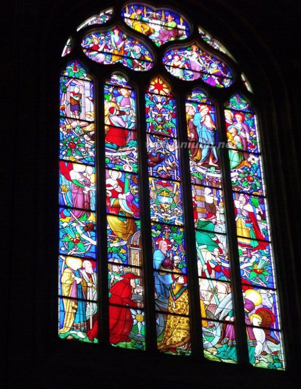 教堂里的彩色玻璃有什么特殊含义？_教堂玻璃