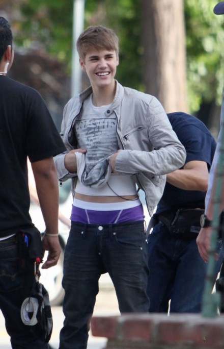贾斯汀比伯隐形牙套 贾斯汀比伯戴隐形牙套拍MV露紫色内裤 最新街拍Justin bieber头像