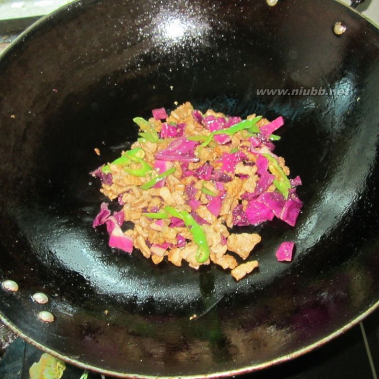 包菜炒肉 紫色包菜炒肉的做法，紫色包菜炒肉怎么做好吃，紫色包菜炒肉的家常做法