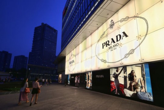 Prada 连续 4 年营收下降，2017 年会有新增长点吗？