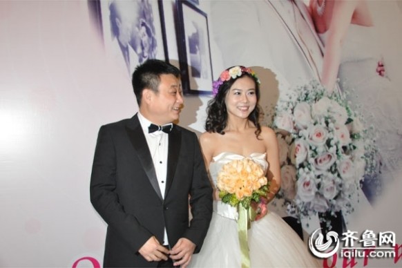 小么哥结婚照 齐鲁台节目《拉呱》小么哥结婚照，小么哥妻子刘靖结婚照