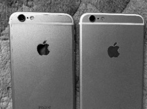 　王女士将这部手机（右）与正版iPhone6 Plus（左）对比发现，重量轻了很多，闪光灯和苹果标识也有差异。