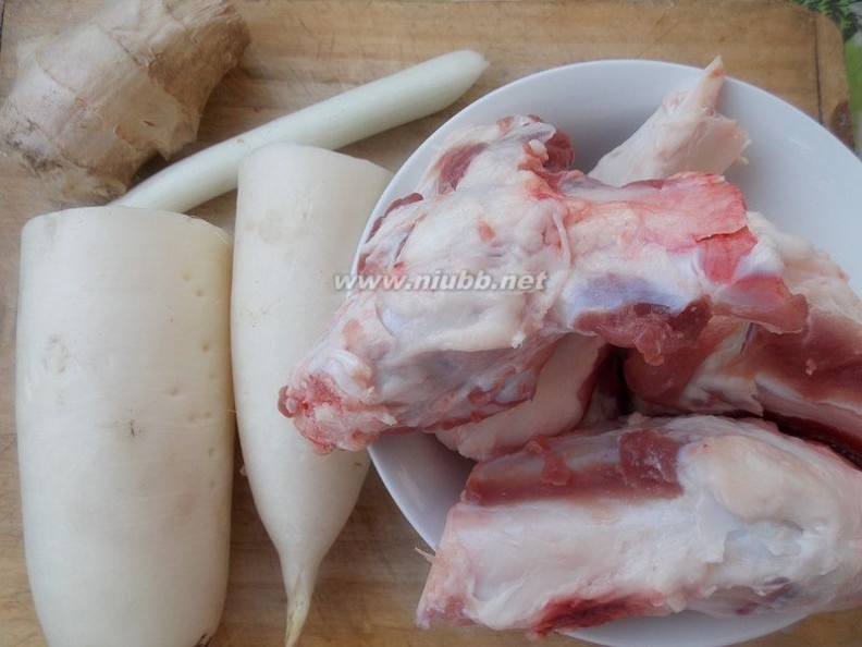 棒子骨汤 白萝卜炖棒子骨汤的做法，白萝卜炖棒子骨汤怎么做好吃，白萝卜炖棒子骨汤的家常做法