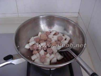 白萝卜排骨汤的做法 肉丸白萝卜汤的做法，肉丸白萝卜汤怎么做好吃，肉丸白萝卜汤的家常做法