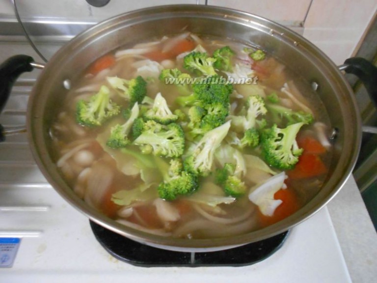 美味牛肉蔬菜汤 牛肉蔬菜汤的做法，牛肉蔬菜汤怎么做好吃，牛肉蔬菜汤的家常做法