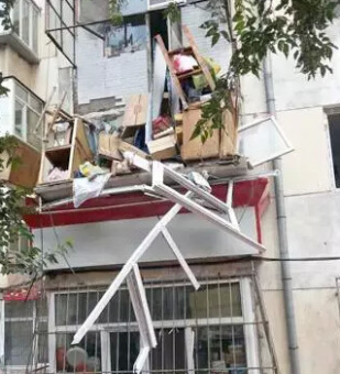 哈尔滨20年老楼阳台坍塌 与楼下装修有关