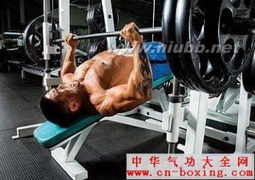 胸肌锻炼方法 健身房锻炼胸肌的十大方法