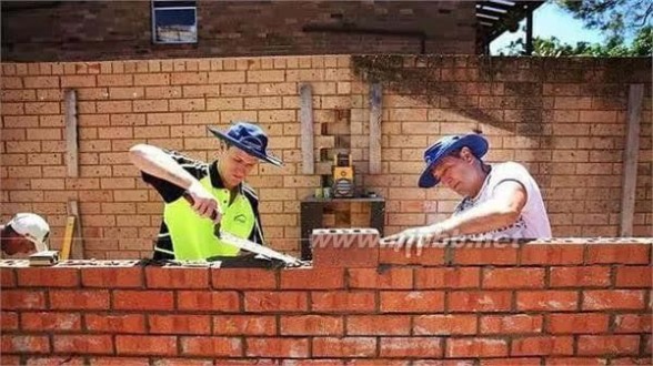 澳洲搬砖工周薪3万 曝澳洲搬砖工周薪3万：砍树的笑了