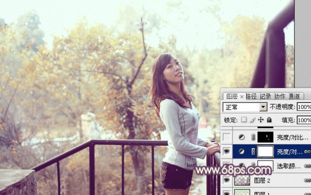 Photoshop将景区人物图片调制出淡淡的蓝黄秋季色