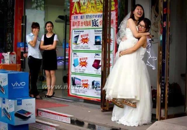 女同性恋北京结婚 中国一对女同性恋在北京举行婚礼 网友评论褒贬不一