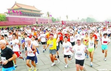 北京马拉松赛周日开赛164条公交避让