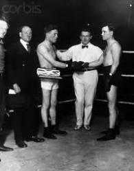拳击史上的今天2月7日：刘易斯复仇麦考尔，创纪录的二十番战。