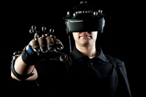 另类BOSS冯鑫再创业：走在虚拟现实的大道上