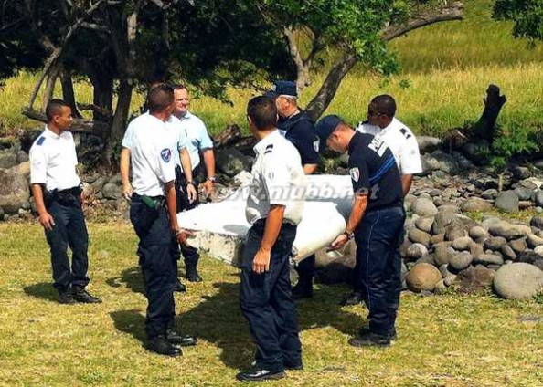 疑似mh370残骸 [国际] 法属留尼汪岛现疑似MH370残骸 (双语)