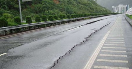 驾驶时遇到地震怎么办