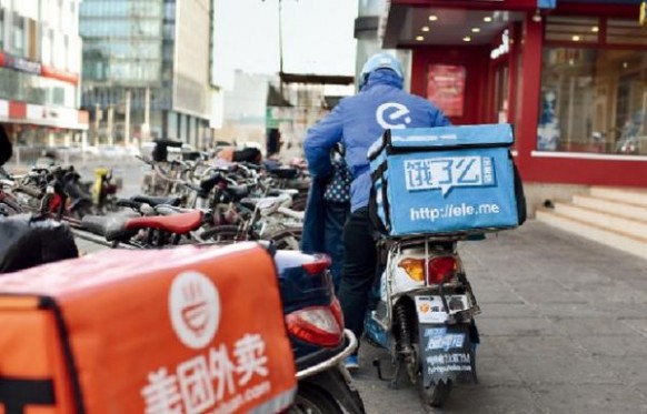 在中国大城市随处可见的外卖送餐员