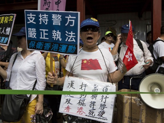 反占中大游行 香港13万人报名参加“保普选反占中”大游行 警方称不反对