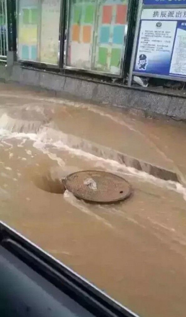 北京房山遭遇暴雨 郭公庄地铁已停运