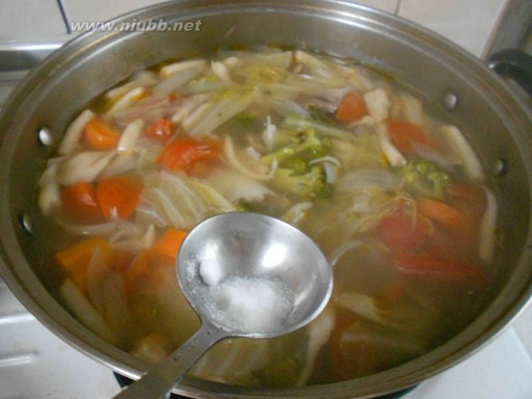 美味牛肉蔬菜汤 牛肉蔬菜汤的做法，牛肉蔬菜汤怎么做好吃，牛肉蔬菜汤的家常做法