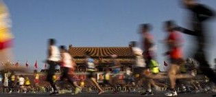 北京马拉松赛 参赛选手不得尿红墙_北京马拉松比赛