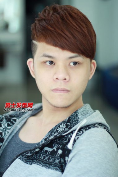 男生厚刘海发型 2014最新男生发型 两侧推剪短厚斜刘海发型