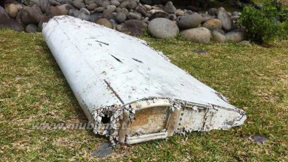 疑似mh370残骸 [国际] 法属留尼汪岛现疑似MH370残骸 (双语)