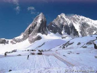 玉龙雪山滑雪场图片