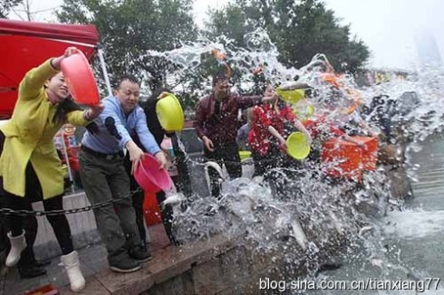  温州百名商户放生8万鱼苗替代“开门红”
