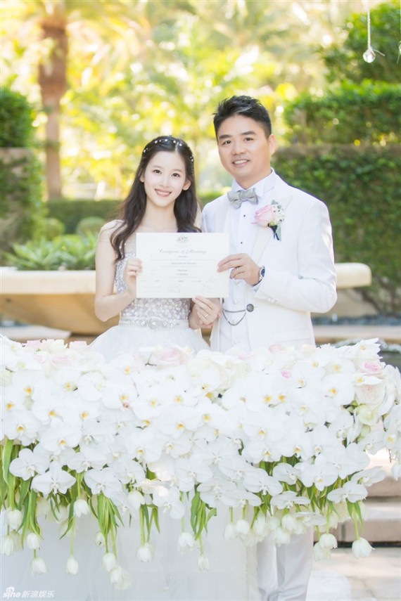 刘强东奶茶妹妹婚后现身 很甜蜜