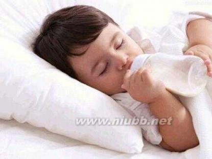 宝宝睡前喝牛奶好吗 为啥睡前喝奶，孩子爱生病？