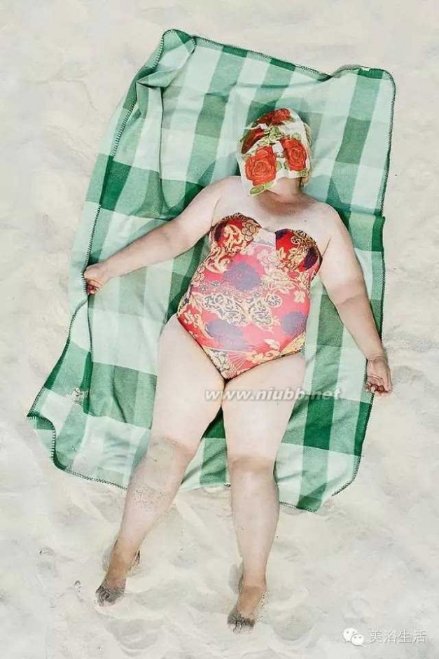 晒日光浴 那些躺在在沙滩上晒日光浴的人们！